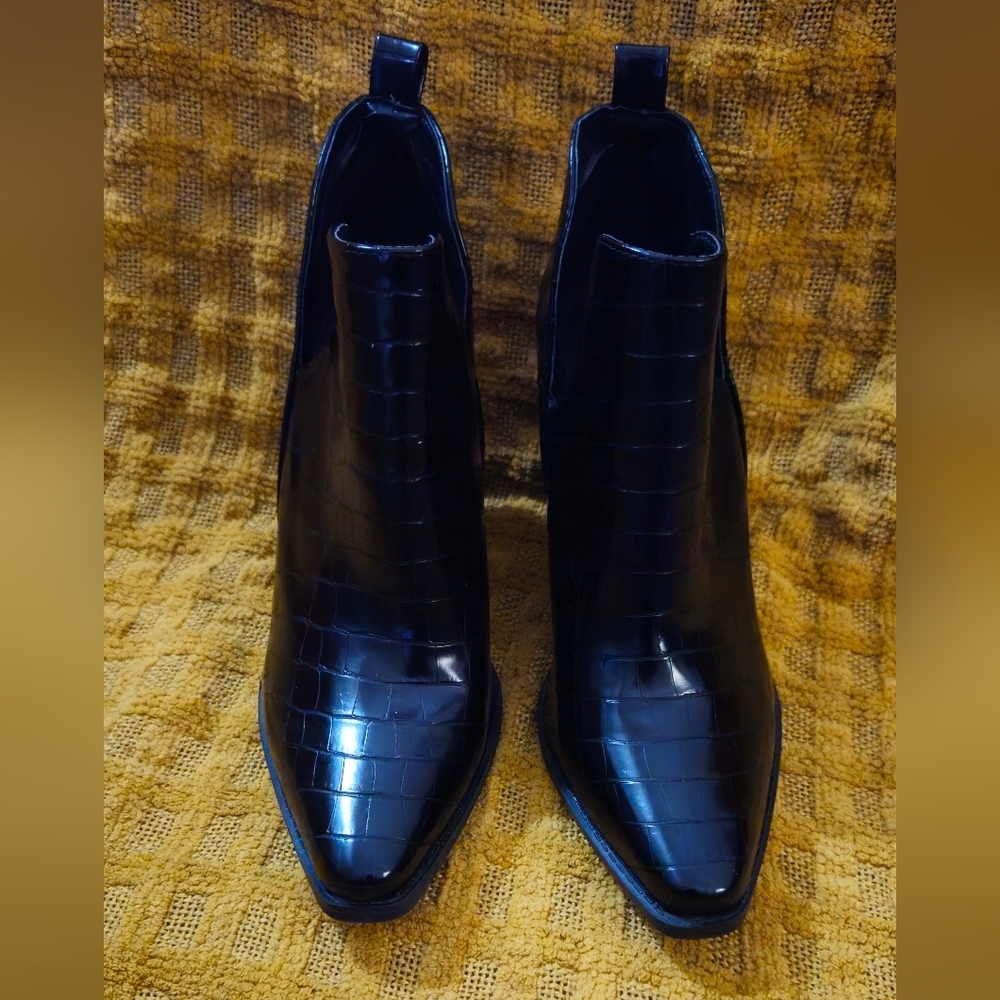 Qupid Deep V Cut Out Black Croc-Embossed Ankle Booties -Size 9 - Picture 2 of 7